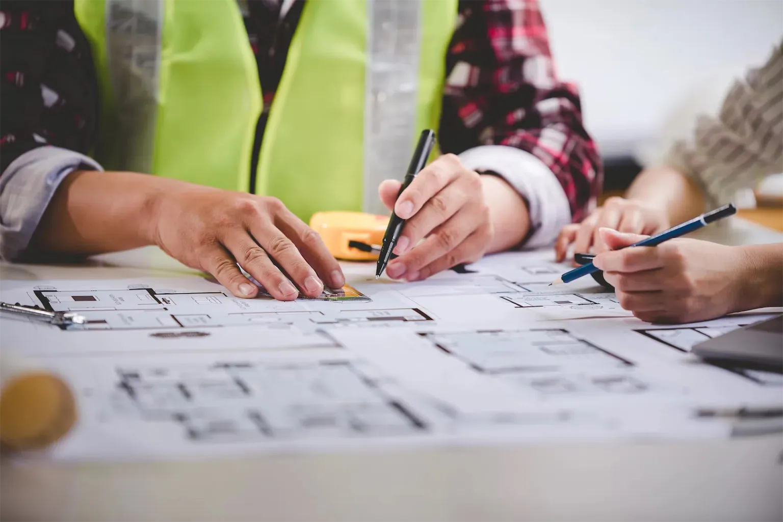 Arquitecto trabajando en planos