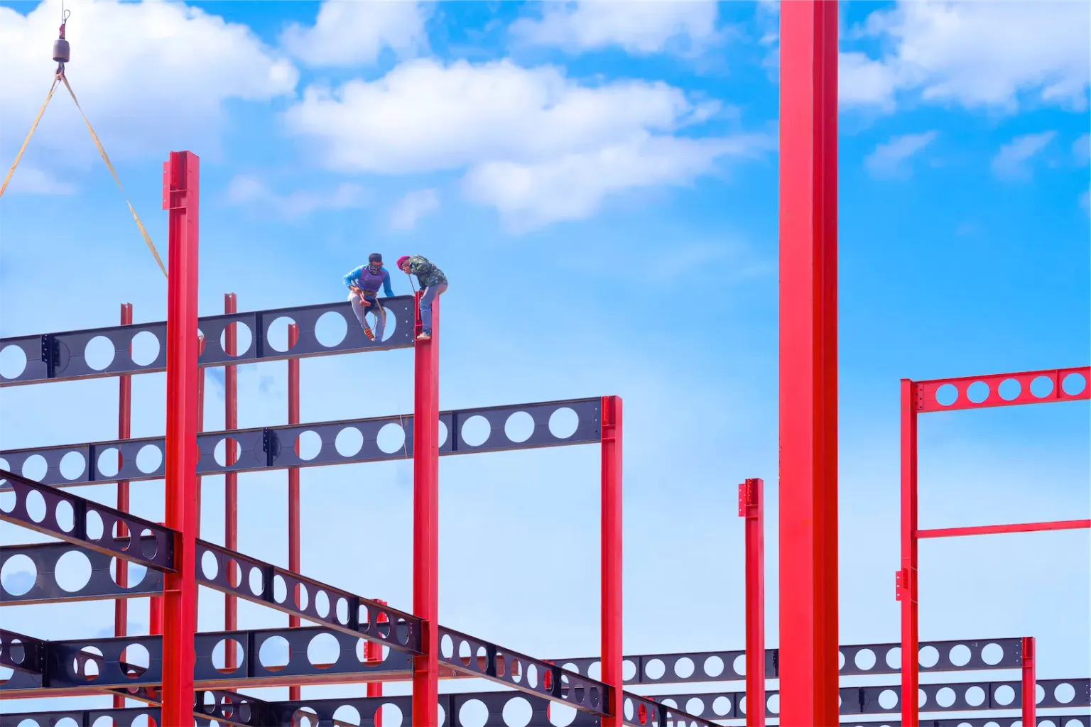 Trabajadores instalando vigas