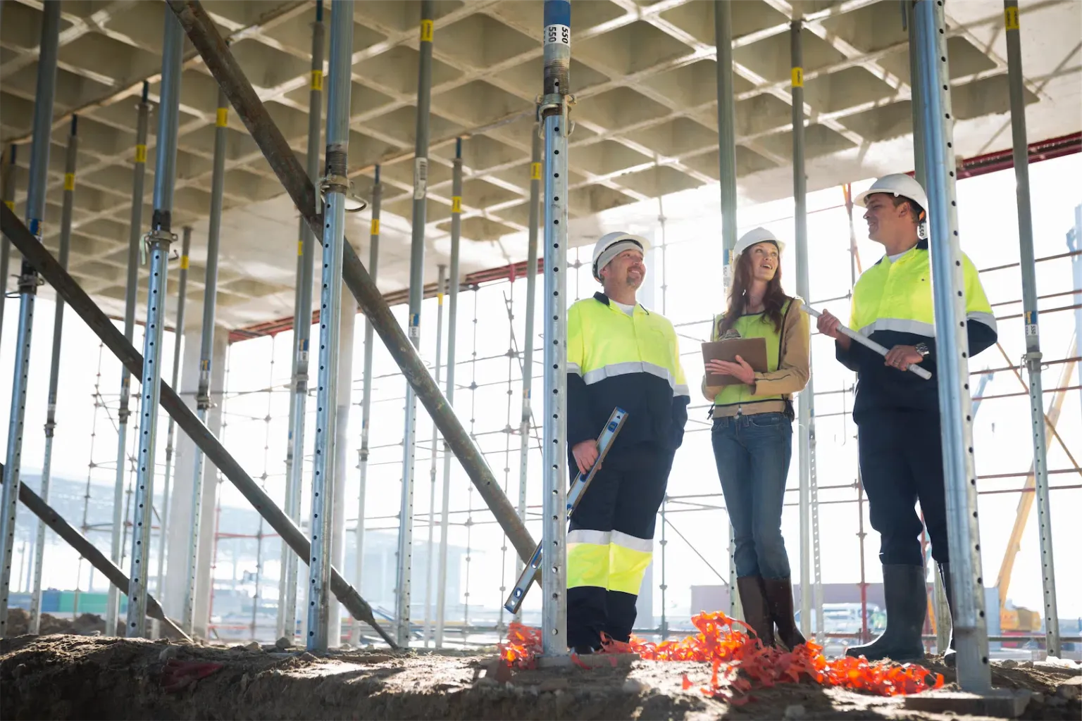 Gerente de obra y arquitectos conversando en sitio de construcción