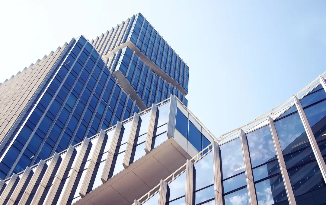 Edificio moderno que se alza orgulloso frente a un cielo azul vibrante